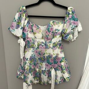 super cute dress!